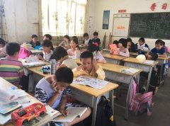 幕天捐書(shū)　書(shū)送希望