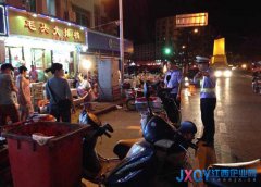 景德鎮(zhèn)交警開(kāi)展夜間車輛亂停亂放整治&ldquo;迎瓷博&rdquo;