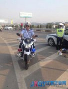 景德鎮(zhèn)交警維護(hù)瓷博會(huì)主會(huì)場(chǎng)周邊道路交通環(huán)境