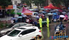 景德鎮(zhèn)交警雨中全力保障高考順利進(jìn)行