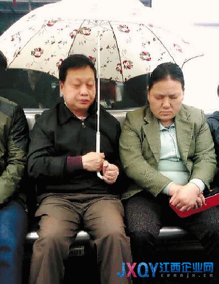 地鐵乘客打傘為入睡妻子擋冷風(fēng)(圖)
