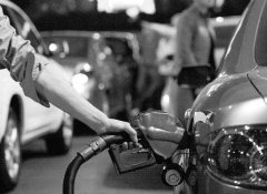 油價最快下周降兩毛 新機制同時推出可能性不大