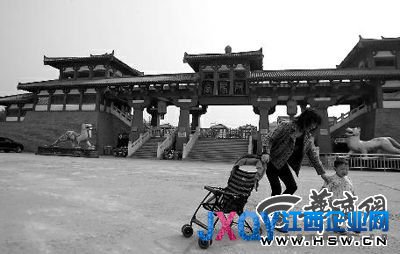 昨日，西安市秦阿房宮景區(qū)，廣場上的銅人已被搬走 本報(bào)記者 馬捷文 攝