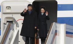 習(xí)近平抵達(dá)莫斯科 與夫人挽手走下飛機(jī)(圖)