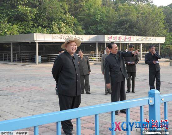 資料圖：這張由朝中社5月27日發(fā)布的照片顯示，金正恩近日視察了位于平壤的凱旋青年公園游樂(lè)場(chǎng)，受到職工們的熱烈歡迎。