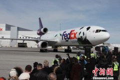 中國大熊貓抵加拿大 加總理夫婦赴機(jī)場迎接(圖