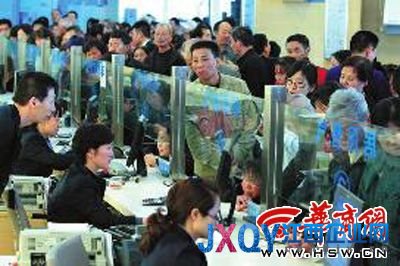 昨日，市民在西安秦華天然氣營業(yè)廳排隊購買天然氣，隊伍迂回排出了大門本報記者 湯繼穎 攝