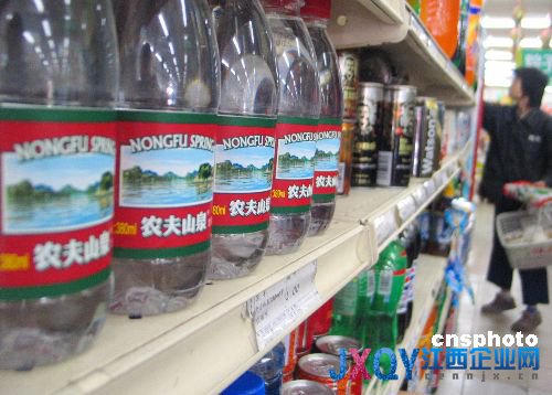 農(nóng)夫山泉頻陷“質(zhì)量門” 網(wǎng)友:農(nóng)夫山泉有點(diǎn)懸