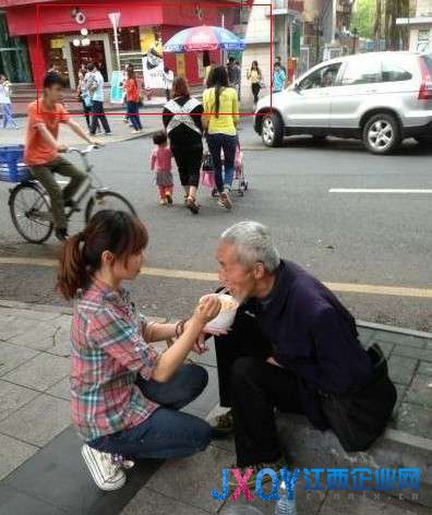 媒體曝深圳“90后”女孩當街給乞丐喂飯系炒作(圖)