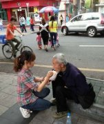 媒體曝深圳&ldquo;90后&rdquo;女孩當(dāng)街給乞丐喂飯系炒作