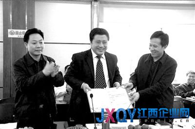 2010年4月21日，婁底市有關(guān)領(lǐng)導(dǎo)為趙錫永(中)頒發(fā)經(jīng)濟(jì)顧問聘書。