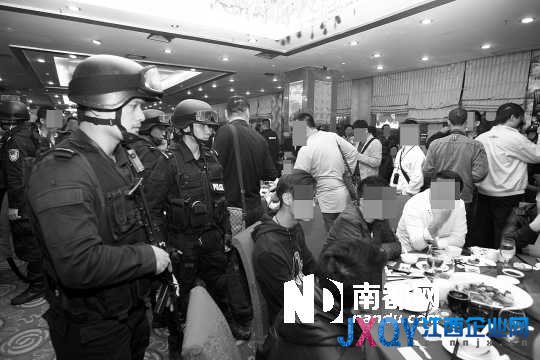 手持微沖、身穿防彈背心的警員進(jìn)入酒樓進(jìn)行調(diào)查。深圳警方供圖