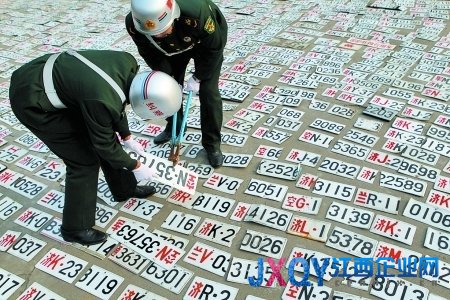 戰(zhàn)士在剪假軍車號(hào)牌