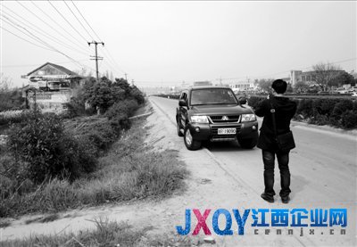 皖浙桂多地公車“頂風(fēng)”掃墓 軍車司機(jī)提防記者