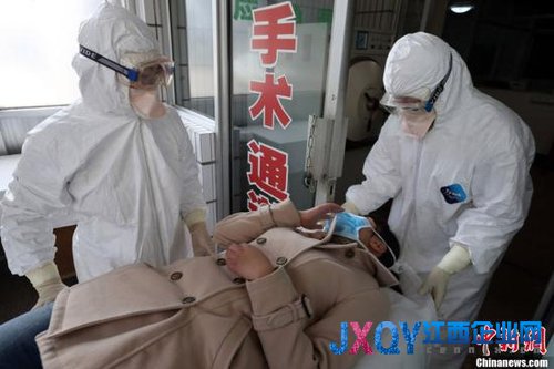 4月3日，山東省青島市胸科醫(yī)院，一場應(yīng)對H7N9禽流感應(yīng)急演練進行。圖為接到病人后詢問病人病情，為其戴上口罩，送到ICU進行救治。CFP視覺中國