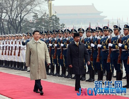 4月5日，國(guó)家主席習(xí)近平在北京人民大會(huì)堂會(huì)見(jiàn)文萊蘇丹哈桑納爾。會(huì)談前，習(xí)近平在大會(huì)堂東門外廣場(chǎng)為哈桑納爾訪華舉行歡迎儀式。 新華社記者劉衛(wèi)兵