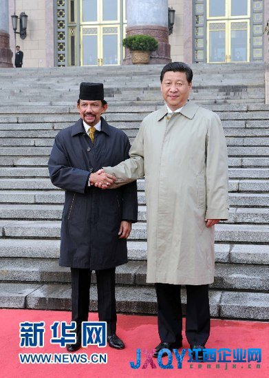 4月5日，國(guó)家主席習(xí)近平在北京人民大會(huì)堂會(huì)見(jiàn)文萊蘇丹哈桑納爾。會(huì)談前，習(xí)近平在大會(huì)堂東門外廣場(chǎng)為哈桑納爾訪華舉行歡迎儀式。 新華社記者饒愛(ài)民