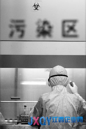 檢測(cè)人員正在做實(shí)驗(yàn)