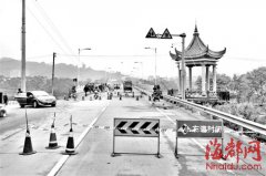 福建連江一大橋橋面塌出大洞 村民：不是第一次