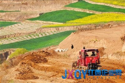 4月3日，一輛推土機(jī)正在進(jìn)行土地整治。遠(yuǎn)處的冬小麥和油菜等農(nóng)作物行將被鏟平掩埋。新華社發(fā)