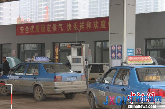 圖為出租車在邯鄲新南環(huán)路旁的加氣站加氣。 趙晨光 攝