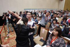 農(nóng)夫山泉發(fā)布會(huì)火藥味十足 記者被叫滾(組圖)