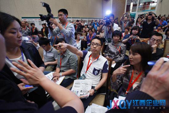 農(nóng)夫山泉發(fā)布會火藥味十足 記者被叫滾(組圖)