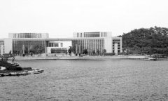 連云港連云區(qū)政府大樓掛企業(yè)牌 多名官員兼職