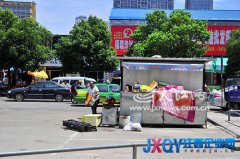 南昌西湖區(qū)一鐵皮房生命力&ldquo;頑強(qiáng)&rdquo; 霸占人行道