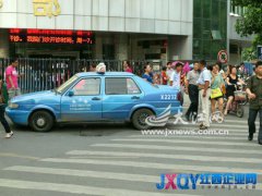 昌大一附院門診大樓門口常年有的士擋道 妨礙患