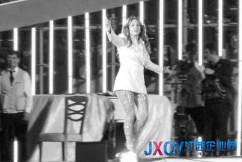 洛佩茲6月29日在土庫(kù)曼斯坦參加演出