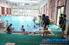 九江貝菲特游泳館不準非會員家長看護 9歲女童摔