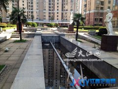 南昌不少小區(qū)水景成了綠藻蚊蟲的天下 換水耗資