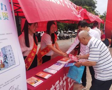 平安人壽鷹潭中支積極參與市金融行業(yè)大型戶外宣傳活動