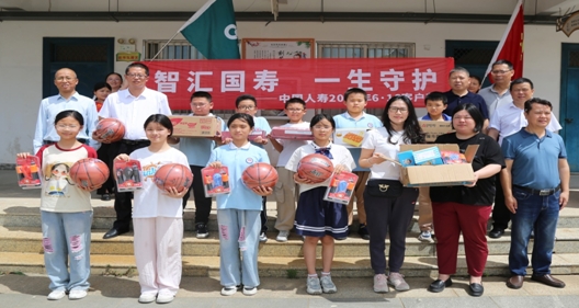 牽手國壽  創(chuàng)繪未來&mdash;中國人壽九江分公司開展鄉(xiāng)村美育教育公益活動